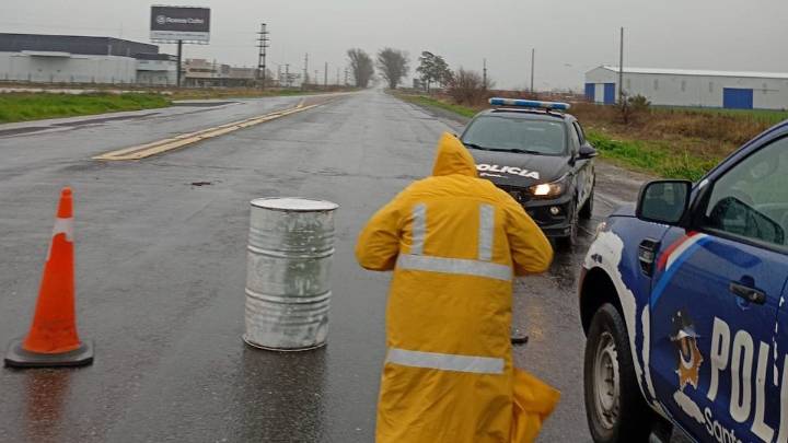 Tras el temporal, mejora la situación en rutas mientras monitorean el Carcarañá y arroyos