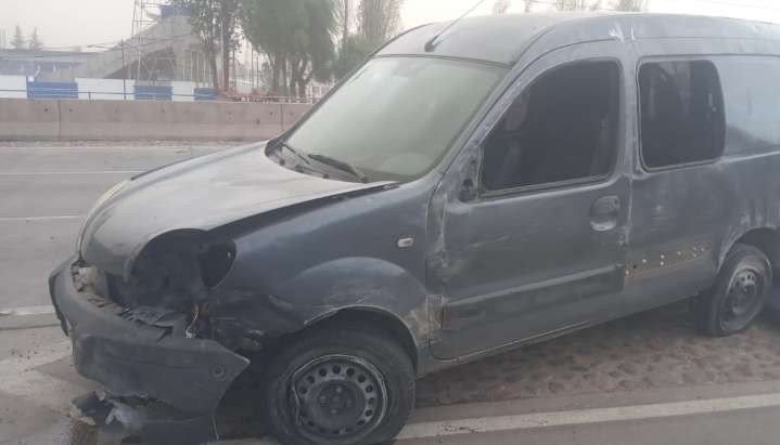 Cámara testigo: un accidente en la Costanera terminó con un auto volcado y otros tres que chocaron por “mirar”