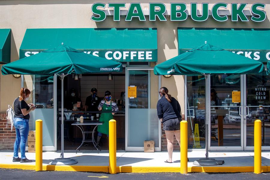 Starbucks anuncia cierres y despidos como parte de un plan para revivir la cadena de cafés