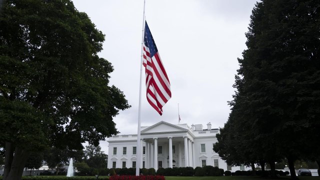 Bandera de Estados Unidos ondea a media asta por muerte de Charlie Kirk