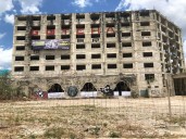 Joven se avienta del sexto piso de un hotel abandonado