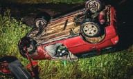 Atrapado en su camioneta tras salida de camino