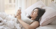 Cómo la tecnología puede ayudarte a dormir, según expertos