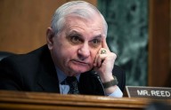 Sen. Jack Reed afirma que el Pentágono no presentó pruebas concluyentes de que los supuestos narcotraficantes muertos en el ataque al bote fueran pandilleros