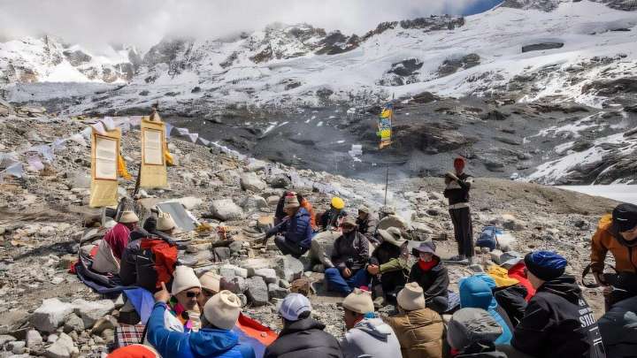 Rogativa religiosa para evitar la muerte del primer glaciar de Nepal