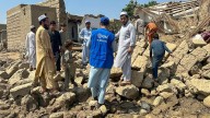 Suman más de 800 muertos por terremoto en Afganistán