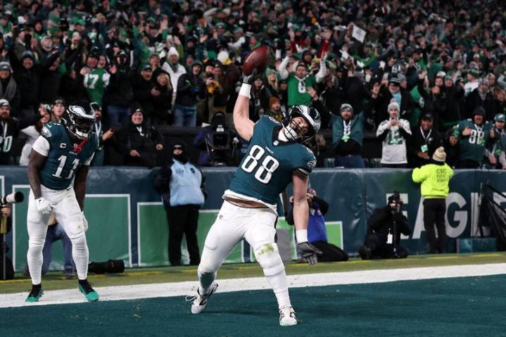 Report: Eagles TE Dallas Goedert (knee) misses Wednesday practice