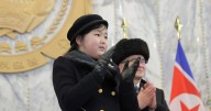 Debut de hija de Kim Jong-un en desfile militar en Beijing alimenta especulaciones sobre sucesión