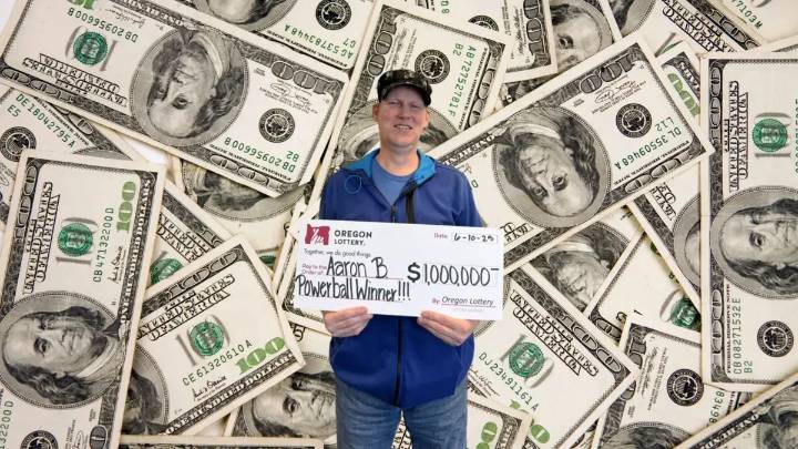 Hombre de Estados Unidos ganó el Powerball y lo que hará con el premio de lotería hizo llorar a todos