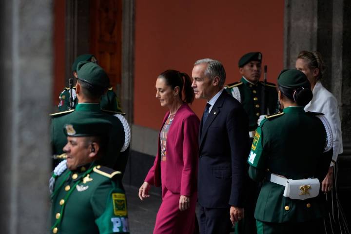 Recibe Sheinbaum al primer ministro de Canadá, Mark Carney, en la Puerta de Honor de Palacio Nacional