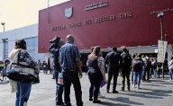 Padecen largas filas en el Registro Civil