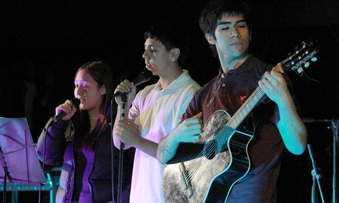 Alumnos del Charles Darwin cautivaron  con su talento artístico en velada musical