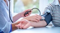 Las nuevas claves para tratar la hipertensión: «Antes se hablaba de reducir el sodio, pero ahora se añade aumentar la ingesta de potasio»