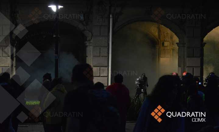 Marchan 4 mil por los 43 de Ayotzinapa ante unos 130 del bloque negro