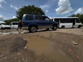 Bache en la vía principal hacia Los Iraníes es un gran riesgo para los conductores