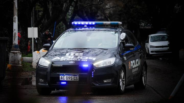 Denunció que lo pararon en la calle, lo torturaron y le robaron 28 mil dólares: dos policías presos