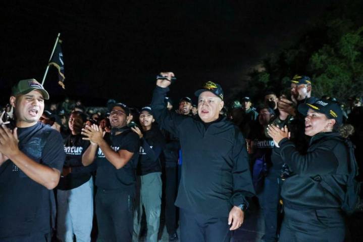 Diosdado Cabello encabeza caminata nocturna de 7K con jóvenes revolucionarios