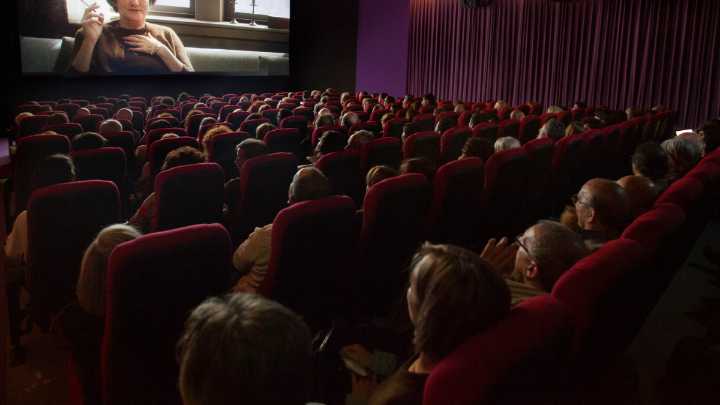 El público ya no elige leer: las películas dobladas desplazaron a las subtituladas