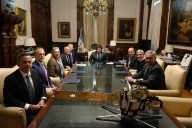Milei no hace cambios, pero conforma una “mesa política” y llama a gobernadores