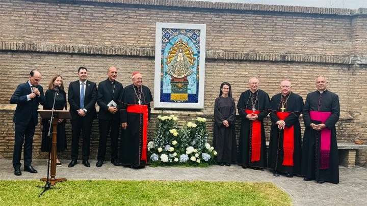 Entronizaron un mosaico de la Virgen de Luján en los Jardines Vaticanos