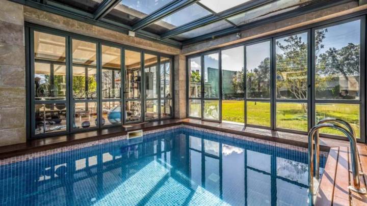 Un chalet de 527 metros cuadrados con piscina y ascensor en Zaragoza: así es por dentro