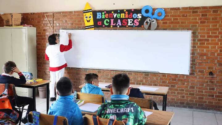 Dolor de espalda, primera señal de mala postura en aulas, advierte especialista del IMSS