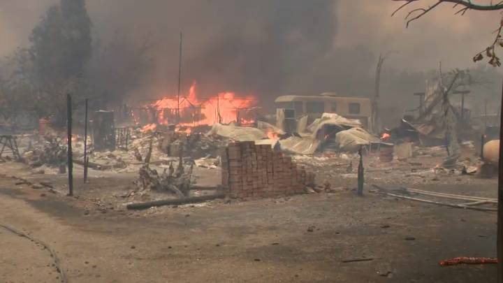 Incendio arrasa histórica ciudad minera de oro al norte de California