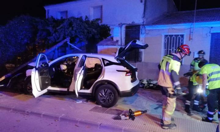 Dos heridos tras chocar un coche contra una valla en Molina de Segura