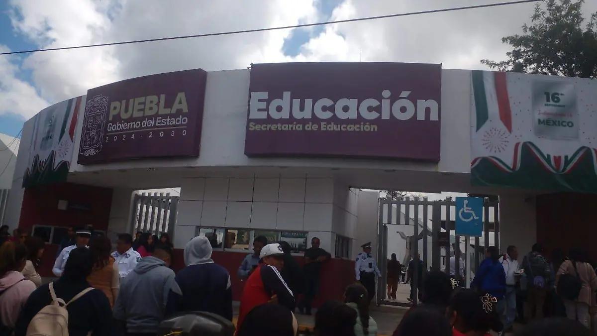 Padres de familia y alumnos exigen maestros para bachillerato de Tecamachalco