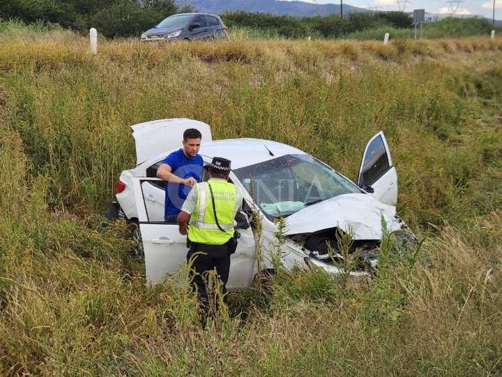 Derrapa y se sale del camino en la carretera Chihuahua