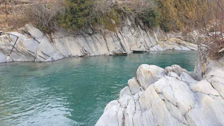 La piscina natural de ensueño en Huesca con aguas cristalinas: un lugar de cuento de hadas en plenos Pirineos