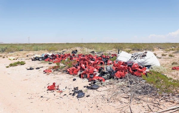 Tiran en el desierto desechos industriales