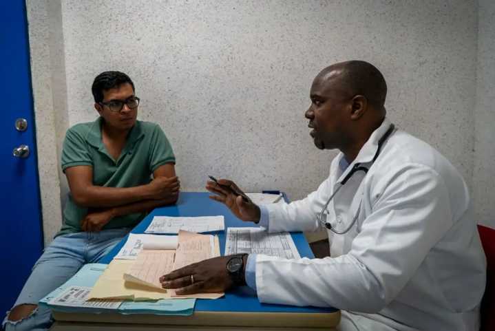 Seguirá convenio para contratar a médicos cubanos, dice Sheinbaum