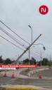 Camioneta choca con poste en Avenida Circunvalación