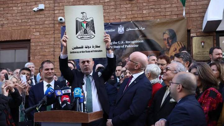 Bandera de Palestina es izada en Londres tras el reconocimiento del Reino Unido