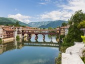 La ciudad del norte de Italia donde la grappa hizo historia y su curioso puente de madera