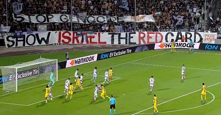 Aficionados del PAOK muestran pancartas pidiendo sacar la “tarjeta roja” a Israel