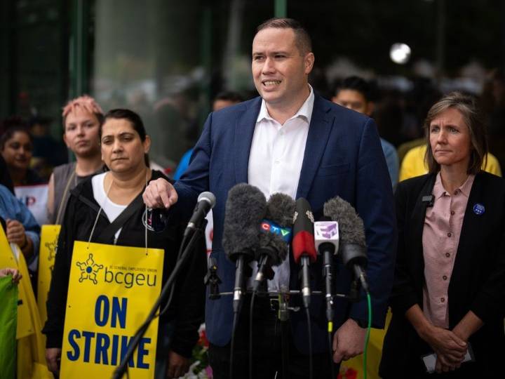 Union says 4,000 workers on 22 pickets as B.C. public service strike expands