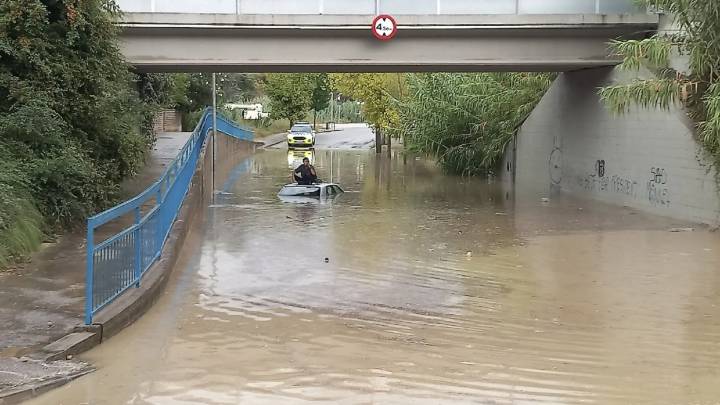 Hallan el cuerpo de un niño y buscan a su padre tras ser arrastrado su coche por las lluvias
