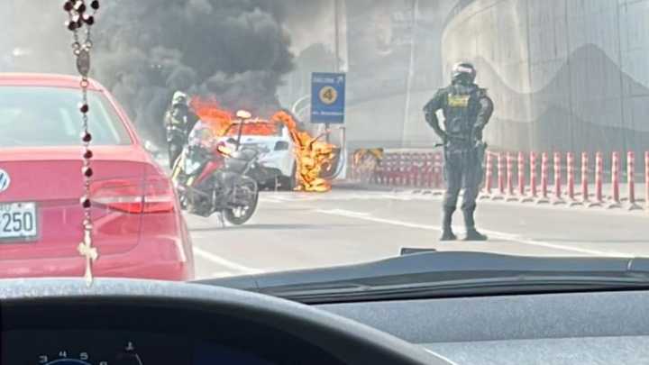 Surquillo: Auto se incendia en la Vía Expresa y causa congestión vehicular (VIDEO)