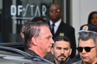 Jair Bolsonaro regresa a prisión domiciliaria tras solo siete horas de una intervención ambulatoria.