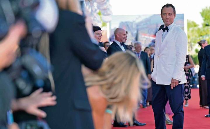 Jude Law lleva con magia al Kremlin y a Putin a Venecia