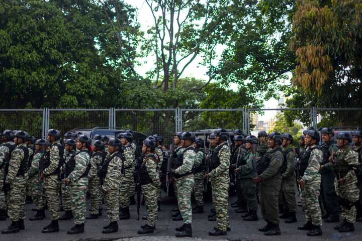 La FANB realizó una caravana con más de 20 tanquetas en las calles de Caracas
