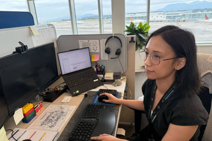How does YVR schedule arrival and departure flights?