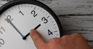 Es oficial: se termina la hora de verano y todas las personas deberán ajustar sus relojes este día