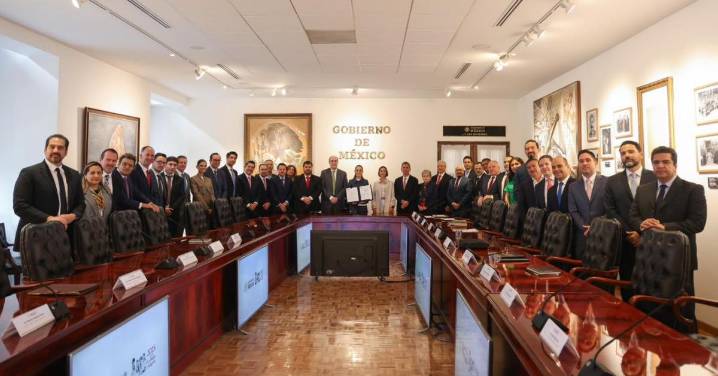 Renuevan Sheinbaum y gasolineros estrategia de tope de precio a combustibles