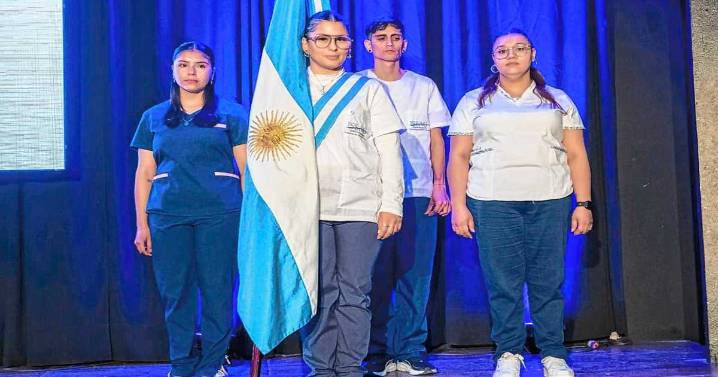 Daniela, nueva enfermera en Roca se graduó con el mejor promedio y cuidó a su mamá hasta el último día