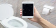 ¿Usas el teléfono en el baño? Esto es lo que sucede