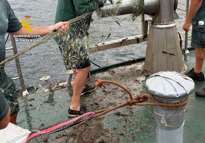 Descubiertas 51 nasas ilegales y una red de un kilómetro en la bahía de Santoña