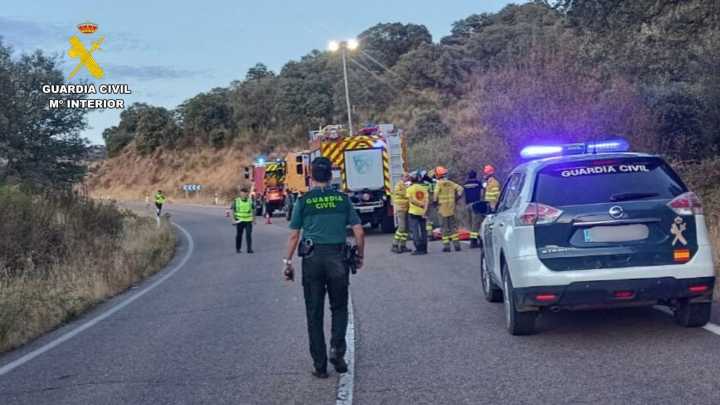 Localizan el cadáver de un hombre en el interior de un coche precipitado por un barranco en Cáceres